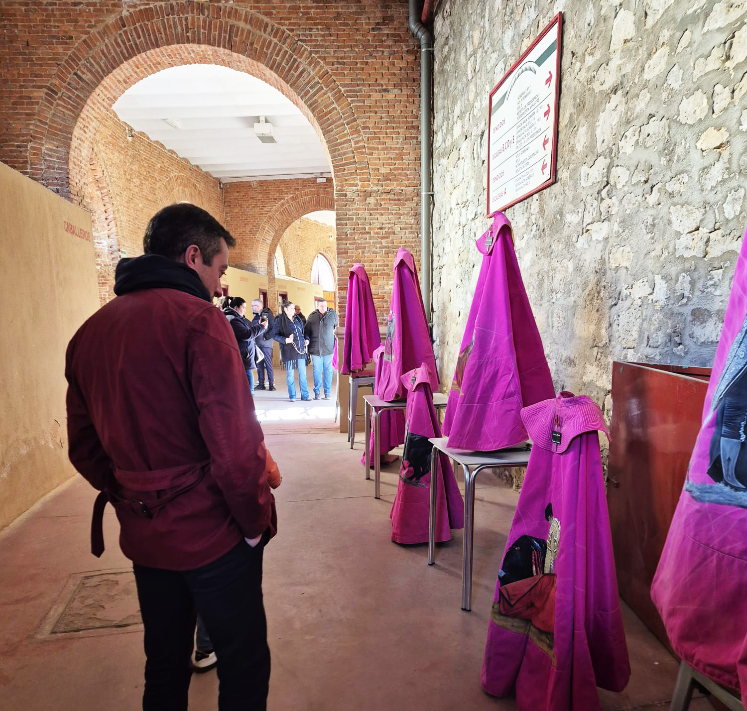La Plaza de Toros de Valladolid acoge la exposición «Revoleras de Colores» de Mer Fidalgo con cerca de mil visitantes