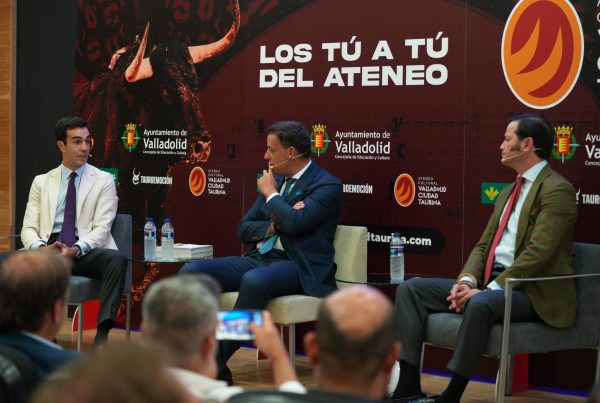 Tomás Rufo y Lolo de Juan acercan el mundo del toro y el campo en un Tú a Tú del Ateneo