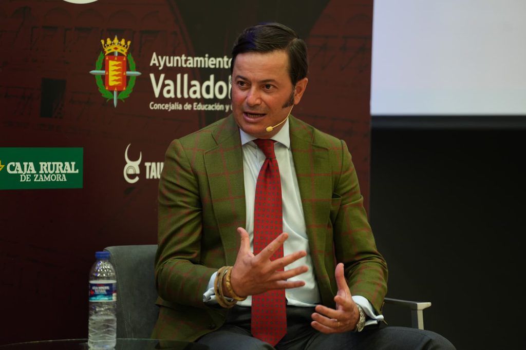 Tomás Rufo y Lolo de Juan acercan el mundo del toro y el campo en un Tú a Tú del Ateneo
